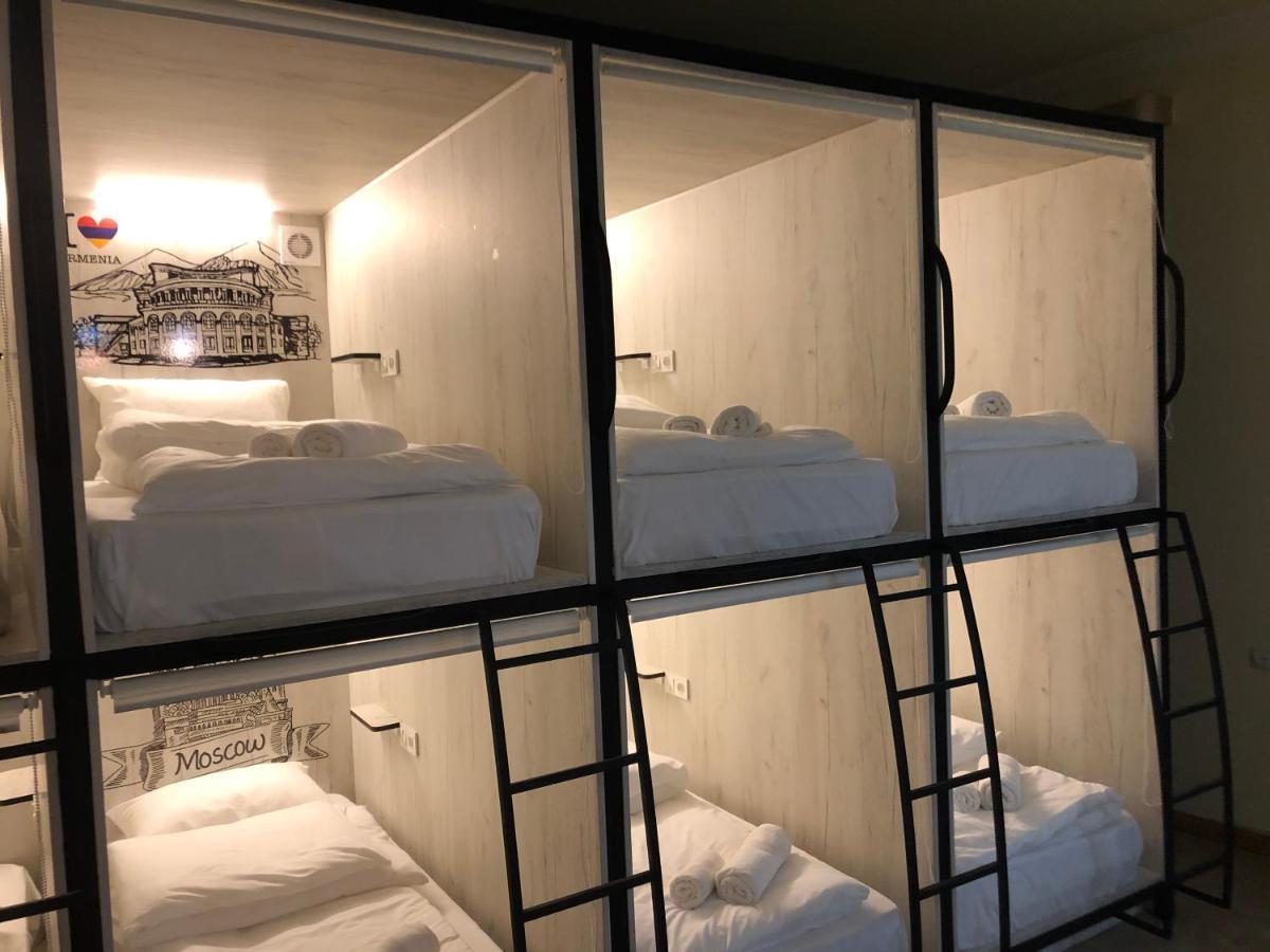 Capsule Hostel In The Old City Of 예레반 외부 사진