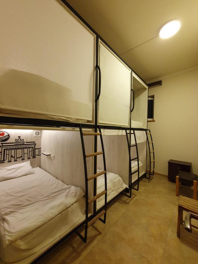 Capsule Hostel In The Old City Of 예레반 외부 사진